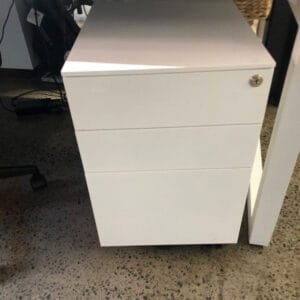 Used White Mobile Pedestals